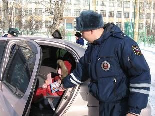 Белгородская ГИБДД будет дарить родителям новорожденных детские автокресла