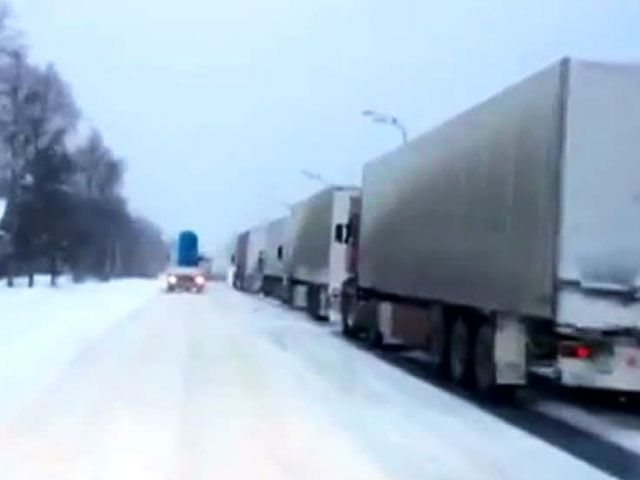 Пробка на трассе М-10 "Россия" растянулась на 200 км 