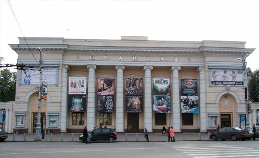 Пьяный гаишник с друзьями пытался въехать в кинотеатр «Спартак» на «Порше»