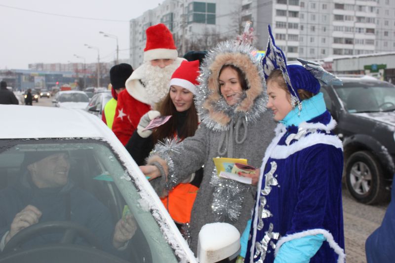 Дед Мороз и Снегурочка поздравили участников дорожного движения с наступающими праздниками