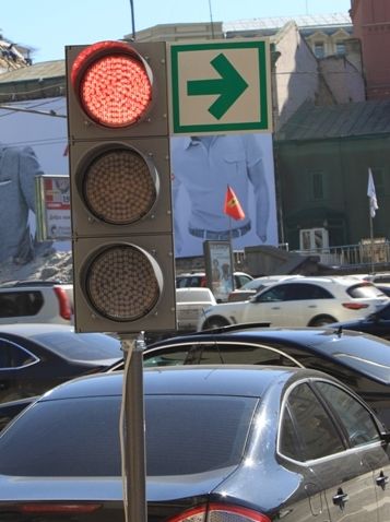 В Москве и Белгороде разрешат поворачивать направо на красный сигнал светофора 