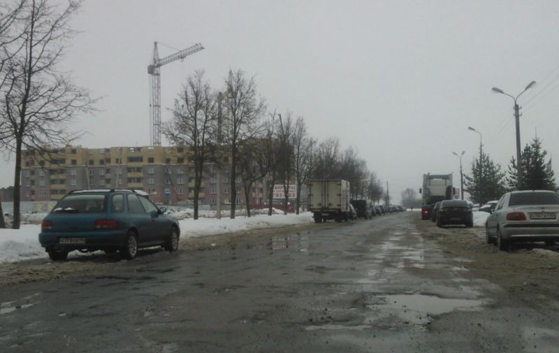 Активист "Убитых дорог" просит решить вопрос парковки напротив областной ГИБДД