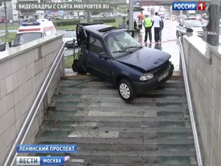 Машина влетела в подземный переход в Москве, погиб человек