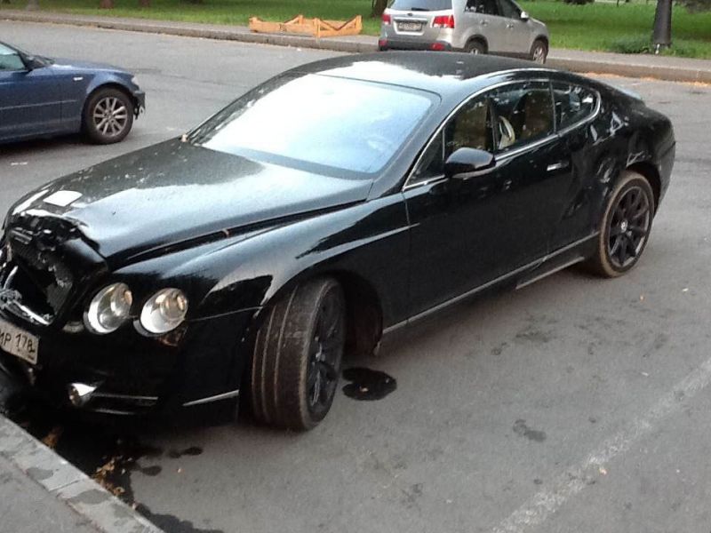 В Петербурге Bentley сотрудницы «Роснефти» разбили за неправильную парковку