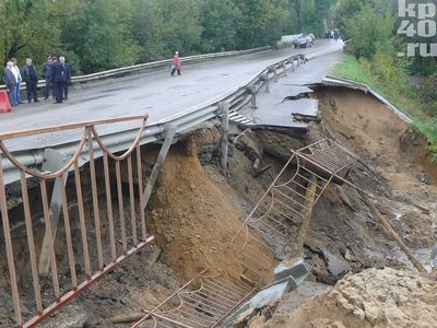 В Калуге обрушился мост