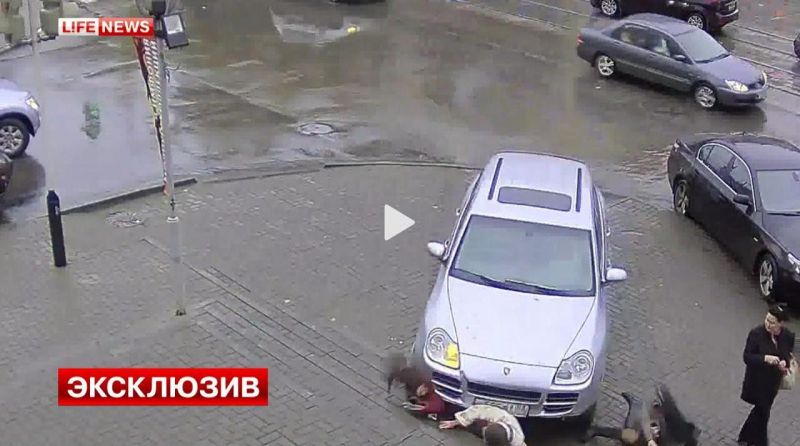 Паркующаяся женщина на Porsche насмерть сбила сотрудницу МВД