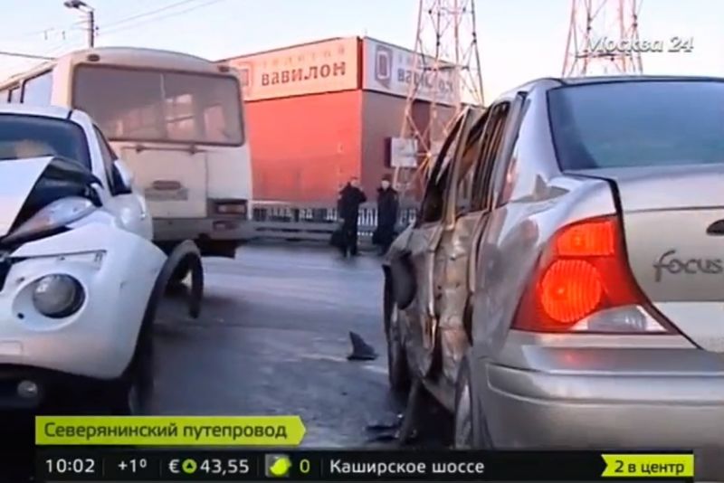 Из-за ошибки коммунальщиков на Ярославском шоссе в Москве столкнулись 30 автомобилей 