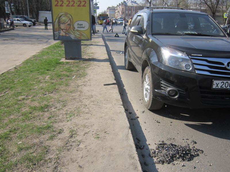 На Октябрьском пр. из-за несоблюдения технологии ремонта дорожниками водитель паркетника повредил автомобиль 