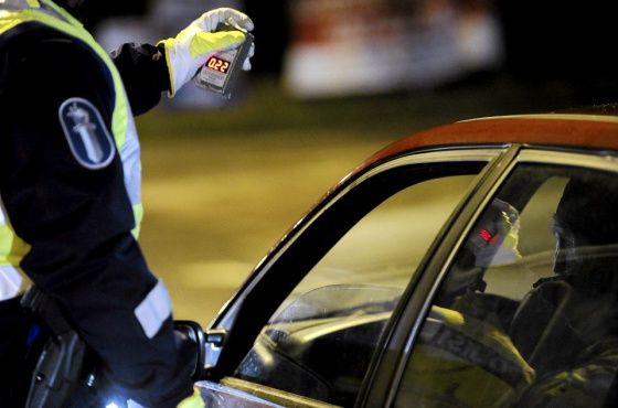 В Финляндии начнут отбирать водительские права даже у пьяных пешеходов