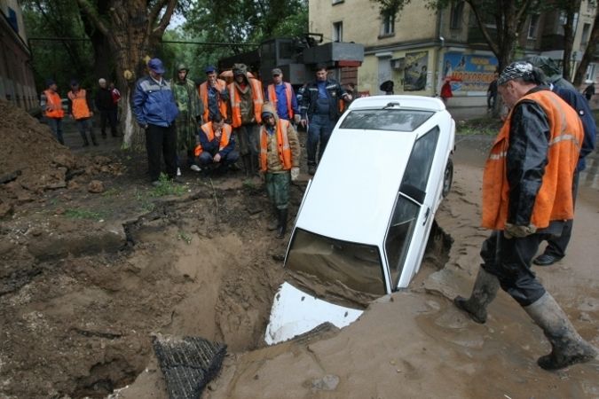 Томские коммунальщики заплатят водителю 130 тысяч рублей за провал машины в яму