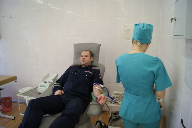 Сотрудники Госавтоинспекции приняли участие в акции по сдаче донорской крови 