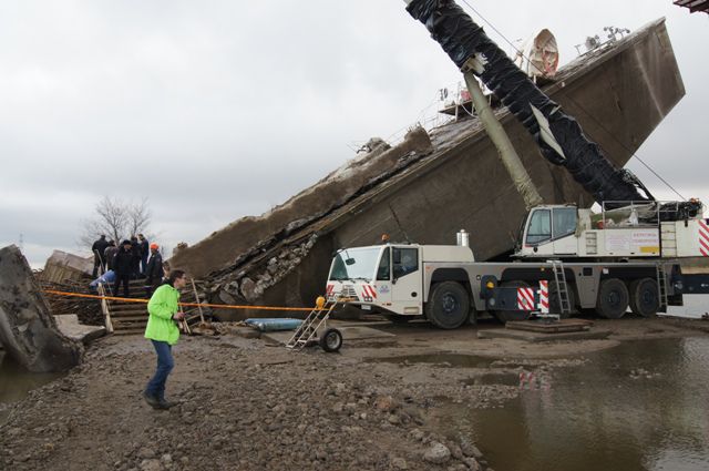 В Калининграде обрушилась опора демонтируемого Берлинского моста, погибли четверо рабочих