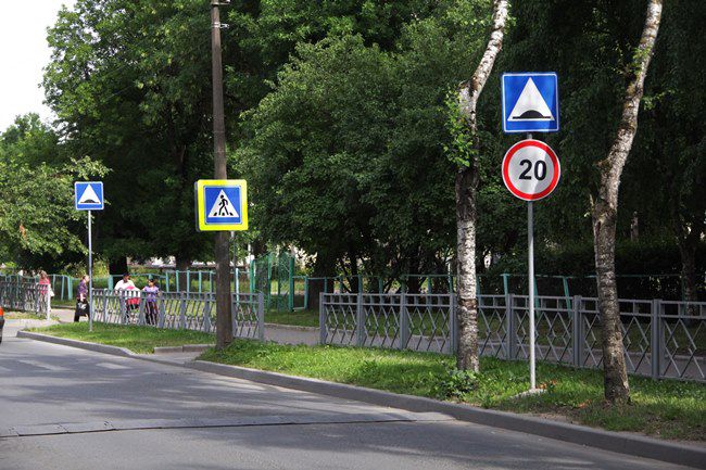 У школы №23 в Пскове установлено пешеходное ограждение