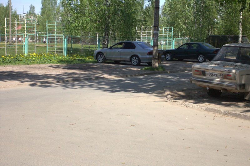 Качество дорожного покрытия во дворах продолжает беспокоить жителей Пскова