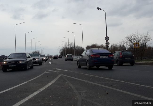 Движение по мосту 50-летия Октября в Пскове восстановлено в полном объеме