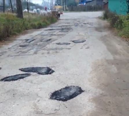 Асфальт при ямочном ремонте дороги в детский санаторий "Сосновый Бор" укладывали прямо на грязь