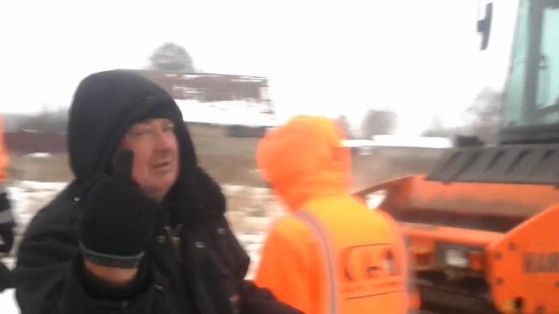 Дорожники, застигнутые за укладкой асфальта в снег, напали на активиста «Убитых дорог»