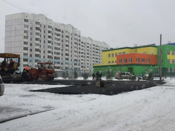 Работа подрядчика в Ярославле, который укладывал асфальт в снег, не будет принята.