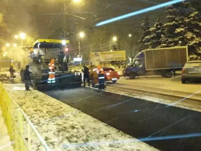 В Тольятти дорожные рабочие укладывали асфальт прямо на снег