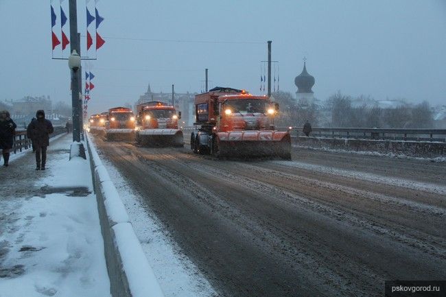 В период снегопада уборка дорог Пскова ведётся без сбоев согласно условиям контракта