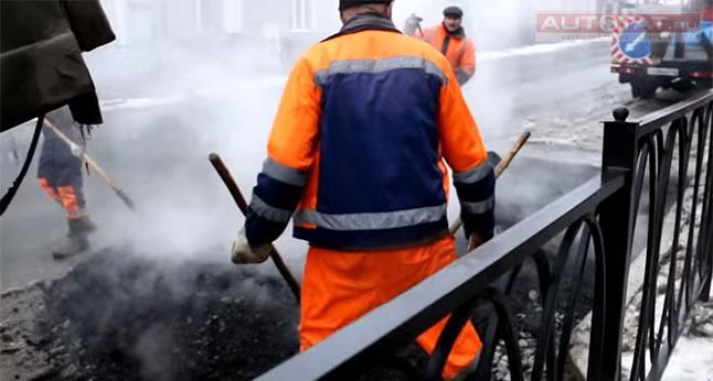 Рабочие в Казани укладывают асфальт в дождь