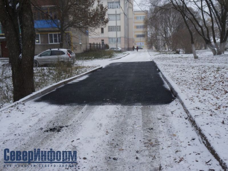 В Вологде положили асфальт прямо на свежевыпавший снег