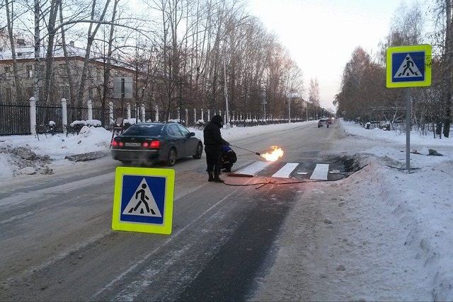 Дорожники Томской области научились красить заснеженный асфальт