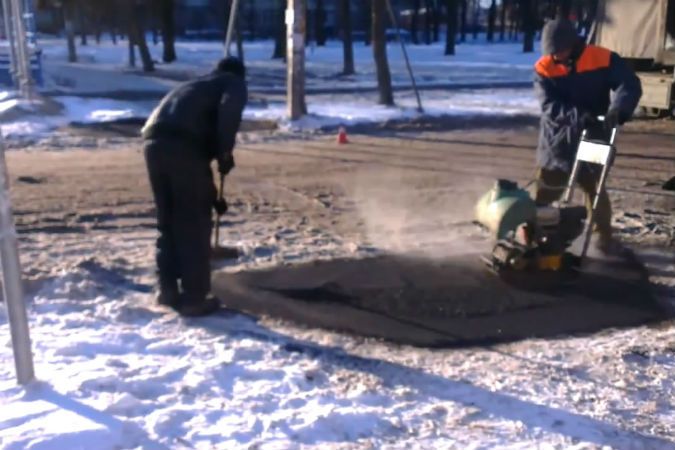 Департамент дорожного хозяйства и транспорта Ивановской области запретил класть асфальт в снег