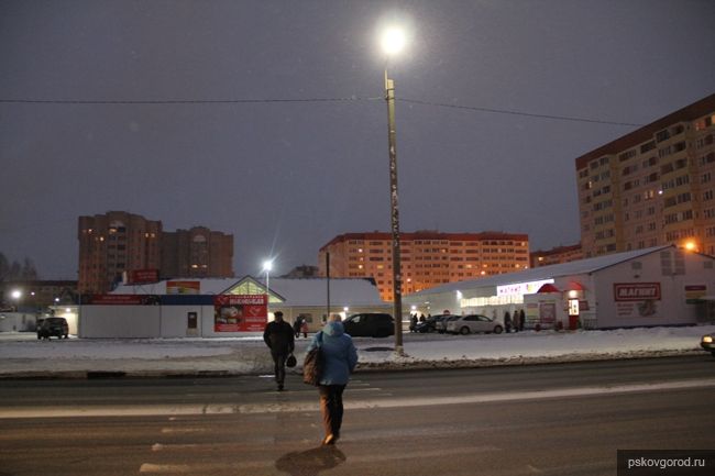 Монтаж электрооборудования на пешеходном переходе у Ледового дворца в Пскове завершен - освещение включено