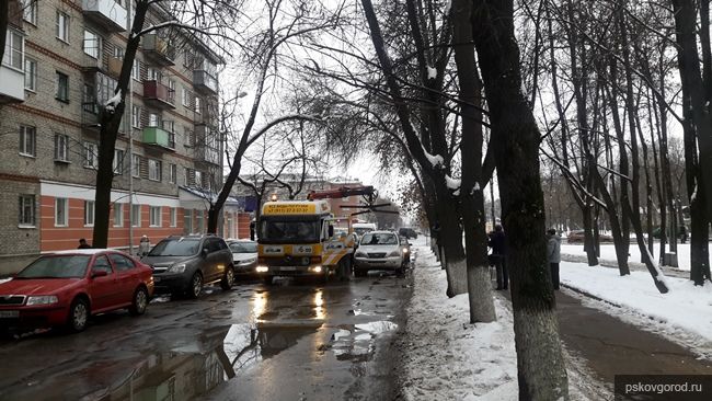 В рамках зимней уборки города в Пскове проводится системная работа с автовладельцами, нарушающими ПДД