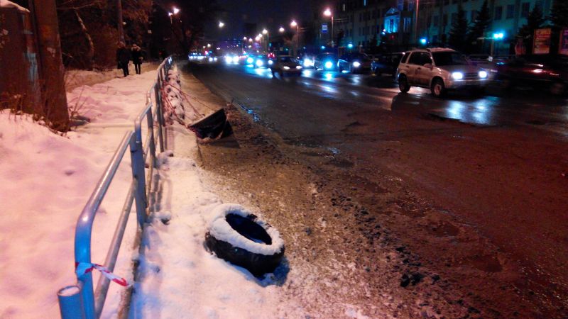 Десятки автомобилистов прокололи шины из-за ямы на ул. Труда в Челябинске