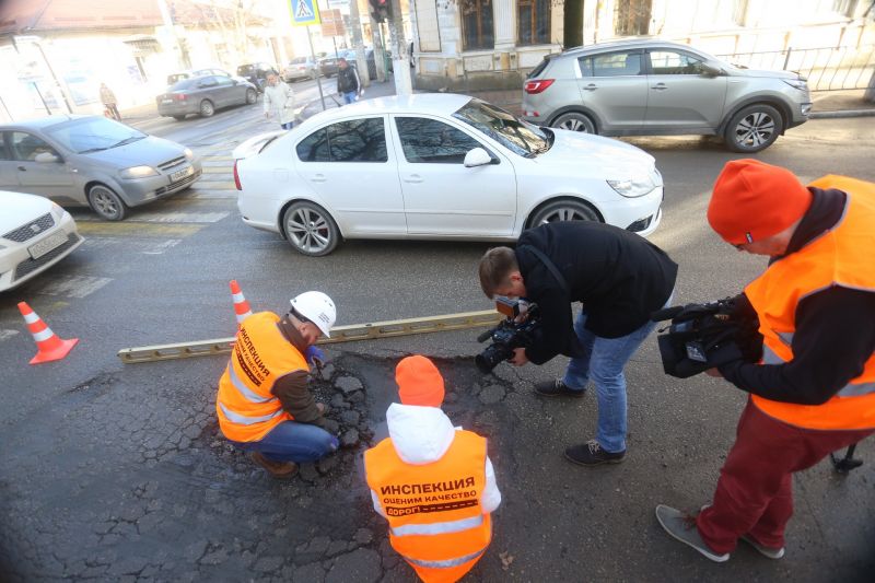 Проверка дорог в Симферополе - общее состояние дорожной сети по сравнению с прошлым годом улучшилось