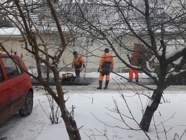 В Ростове-на-Дону асфальт укладывают на снег