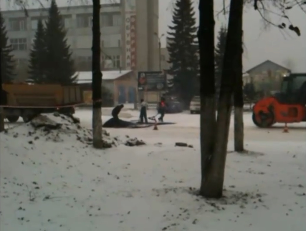 В Бердске газовики незаконно раскопали дорогу, а восстанавливали покрытие в снег