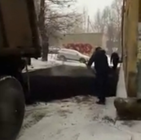 В Ярославле подрядчик, уложивший асфальт в снег на ул. Рыбинской, будет переделывать брак весной