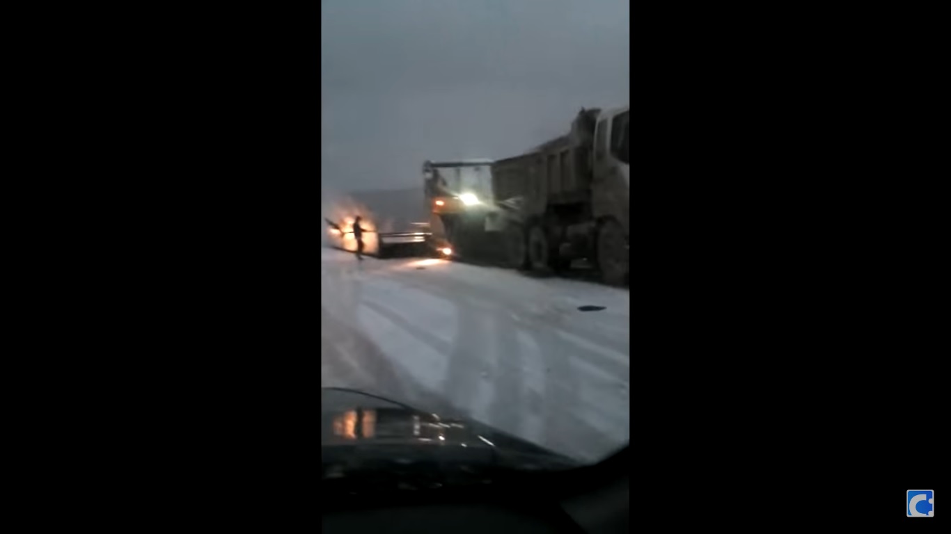 Прокуратура и Минтранс Сахалинской области разошлись во мнениях по фактам ремонта дорог в снег
