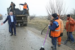 В Крыму уволили рабочего, укладывавшего асфальт в лужу при Аксенове