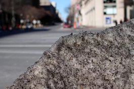 Управляющие и подрядные организации приступили к уборке песка с улиц Пскова