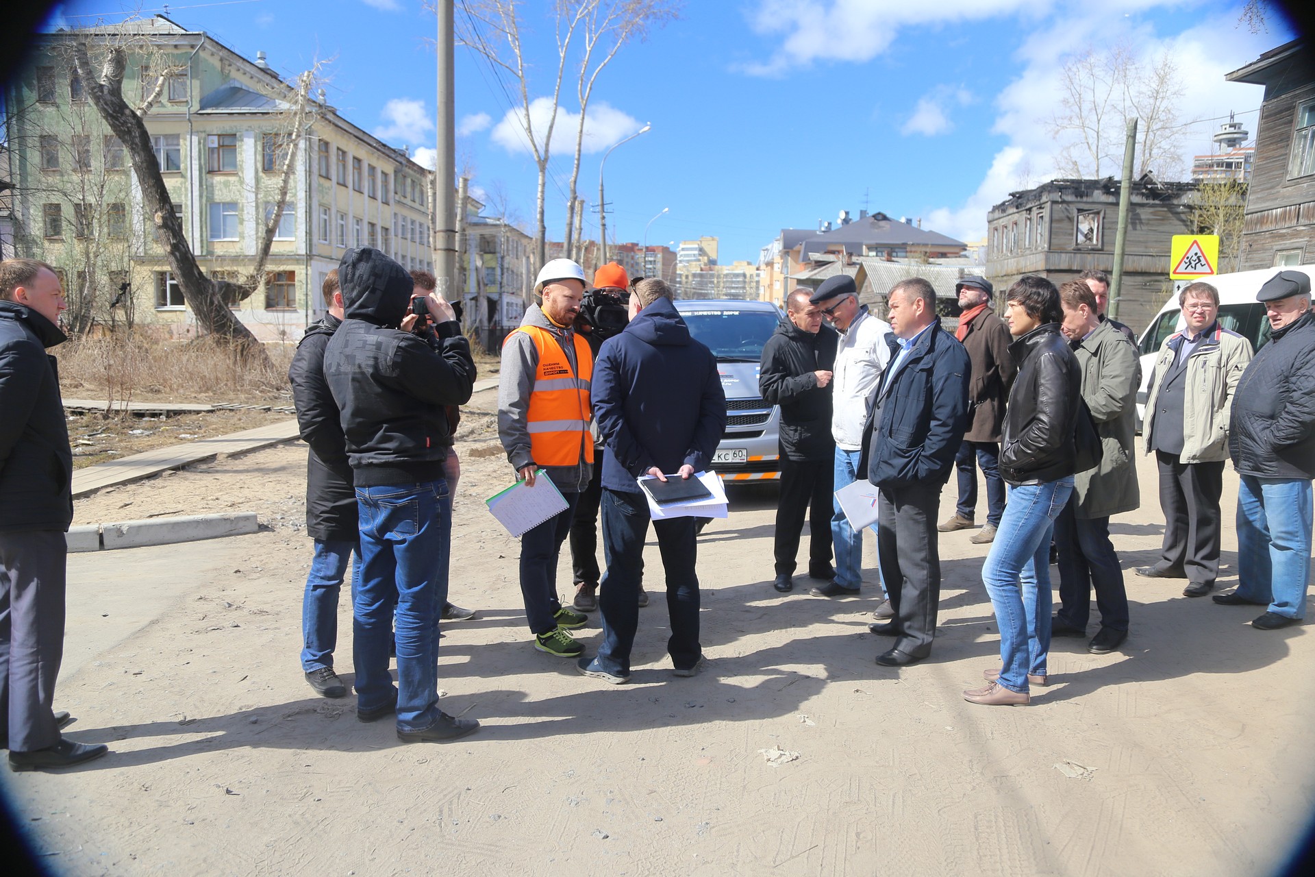 Активисты проверили дороги у школьных учреждений Архангельска