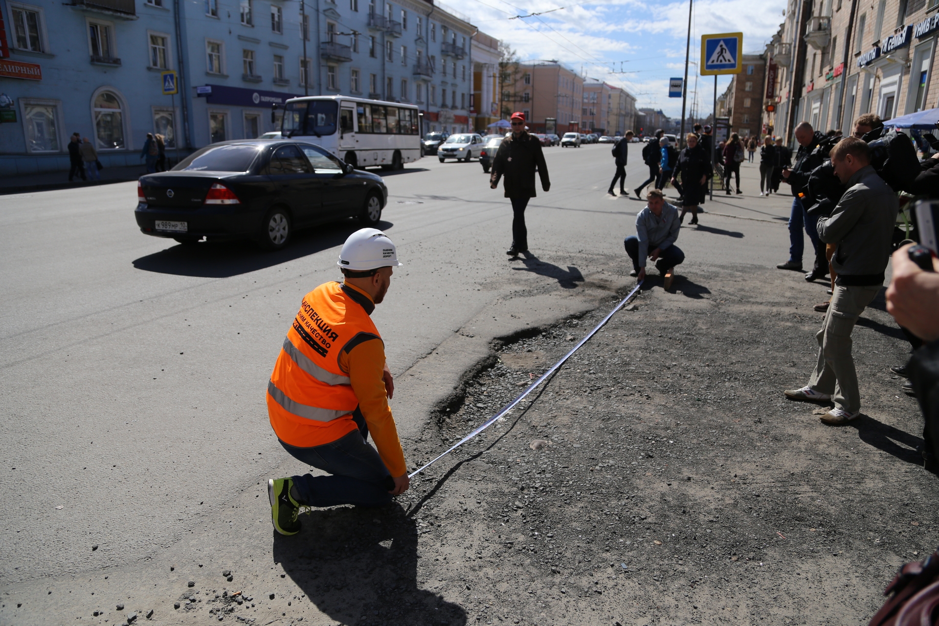 Длины пятиметровой рулетки не хватило, чтобы измерить яму на гарантийной дороге в центре Петрозаводска