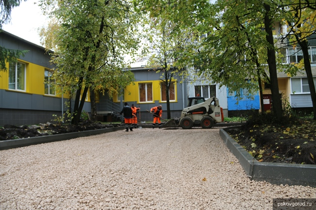 Ремонт дворов в Пскове по программе "Формирование комфортной городской среды" планируется завершить 1 ноября