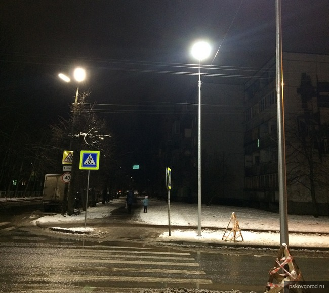 Дополнительное освещение установлено на 29 пешеходных переходах в Пскове