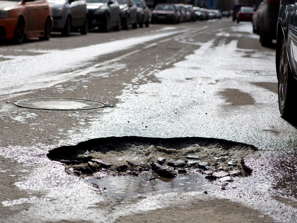 Юрий Инстранкин: Каждое третье ДТП в Псковской области произошло из-за неудовлетворительного качества дорог