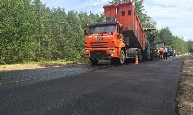 Начался ремонт участка дороги Неелово — Кудина Гора — Печоры в Псковском районе