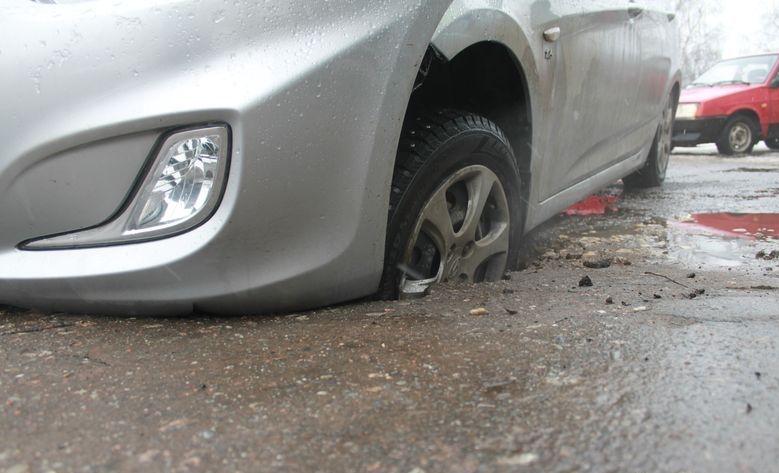 Верховный суд обязал компенсировать ущерб автомобилистам из-за ям на дорогах
