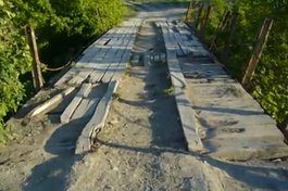 Разрушающийся мост и отсутствие освещения