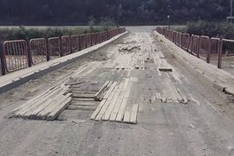 Единственная переправа через реку в посёлок на грани разрушения