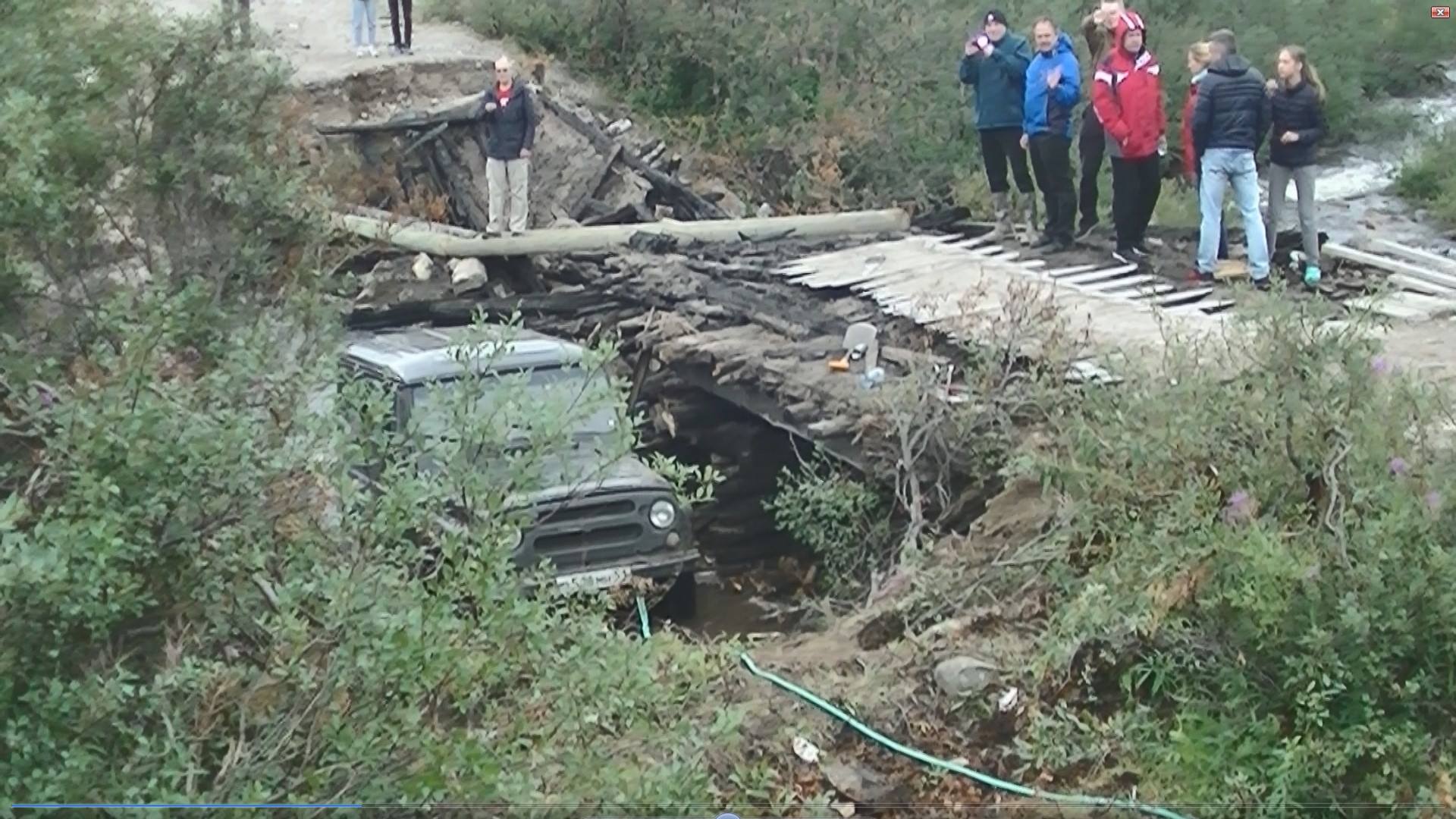 Из-за разрушенного моста в поселок Д. Зельцы не могут добраться ни жители, ни спецслужбы