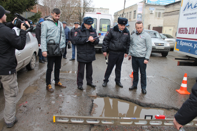 Дорожники в Брянске обещают устранить все нарушения, выявленные в ходе рейда общественников