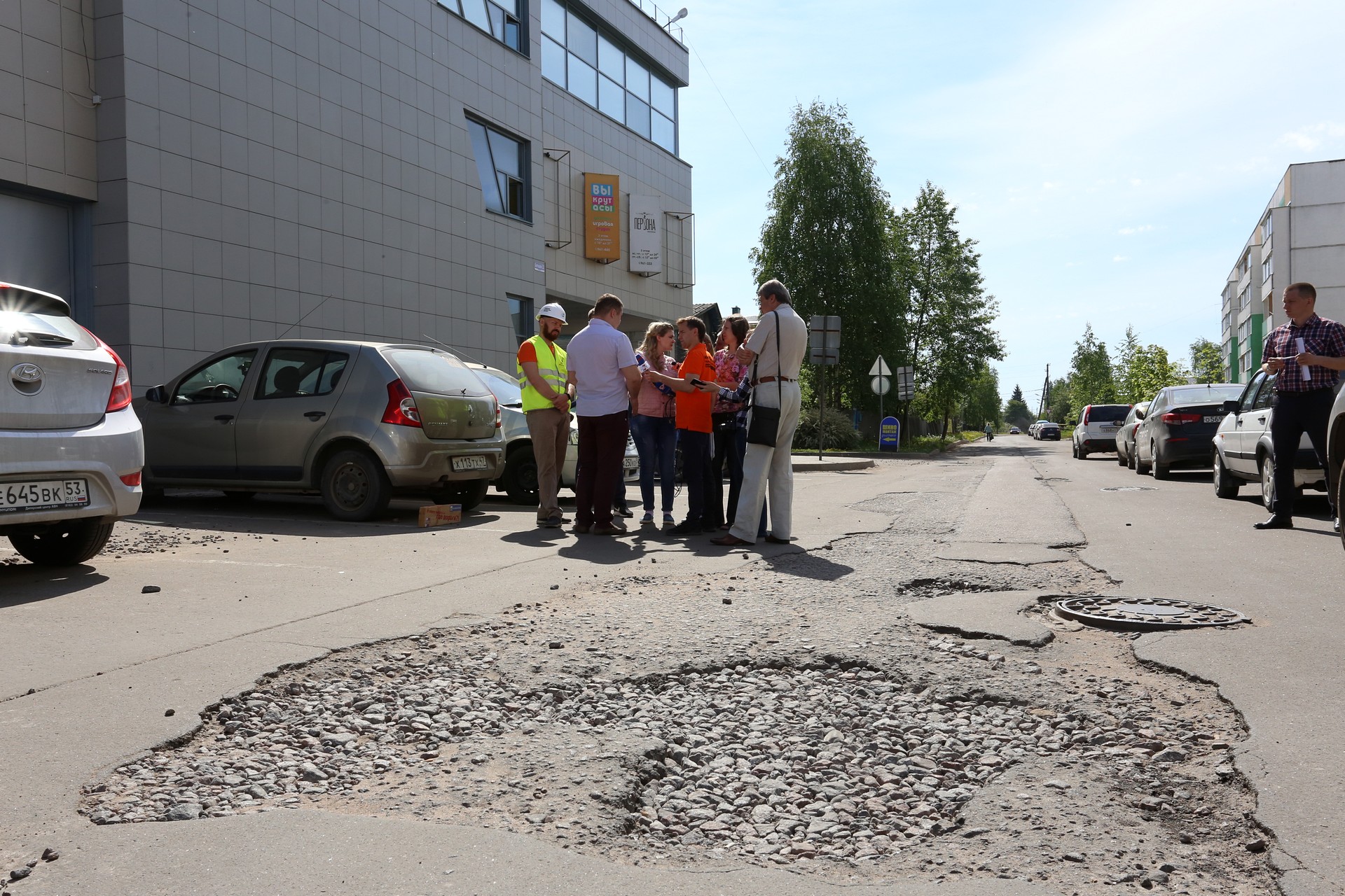 Дороги в Великом Новгороде сильно изношены, а безопасные пешеходные переходы только у здания администрации и МВД